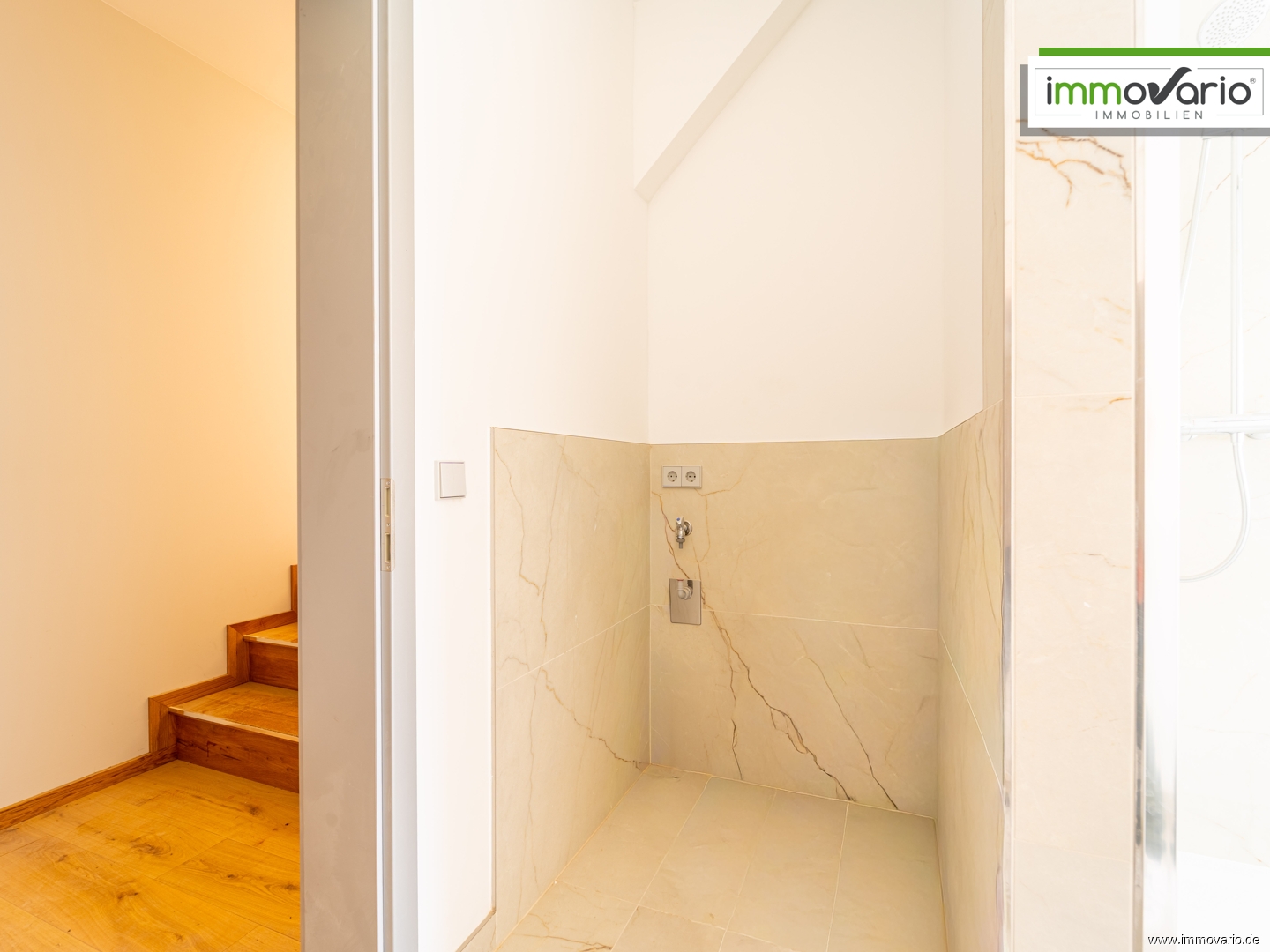Wohnen im historischen Gebäude – Geräumige 3-Raum-Wohnung mit Tageslichtbad, Dusche und Balkon - Photo 2