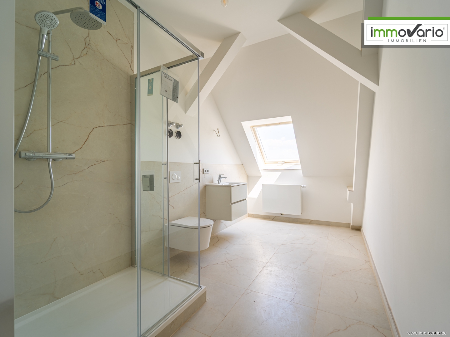 Wohnen im historischen Gebäude – Geräumige 3-Raum-Wohnung mit Tageslichtbad, Dusche und Balkon - Photo 1