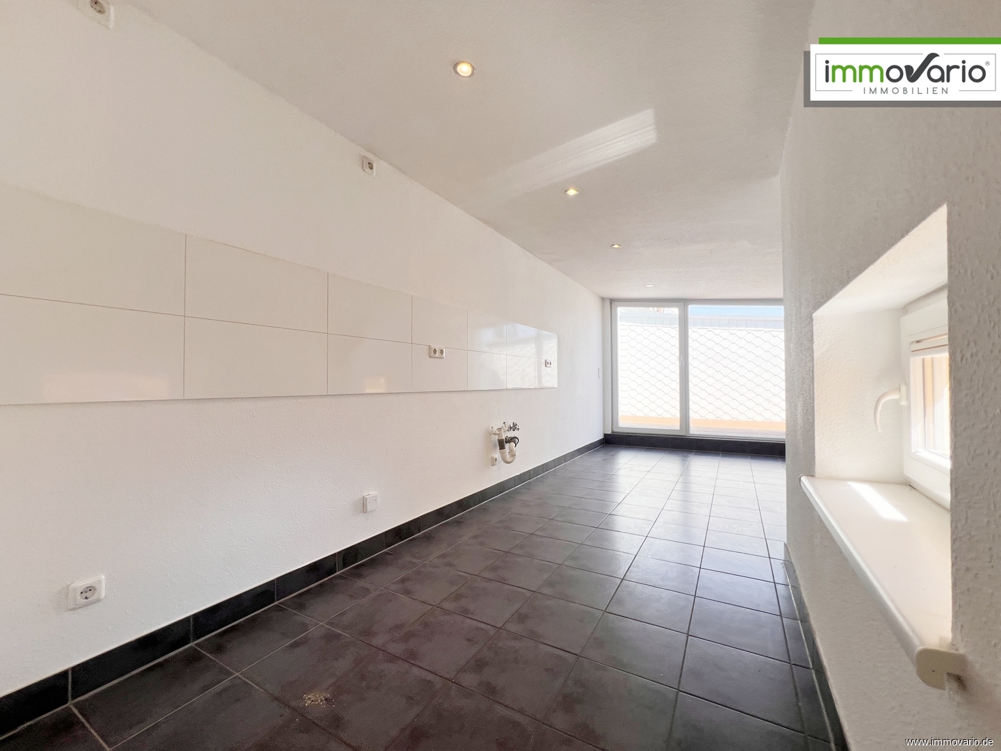 Traumhafte Dachgeschosswohnung im Herzen Magdeburgs mit Altbauflair, Wannenbad und Dachterrasse! - Photo 3