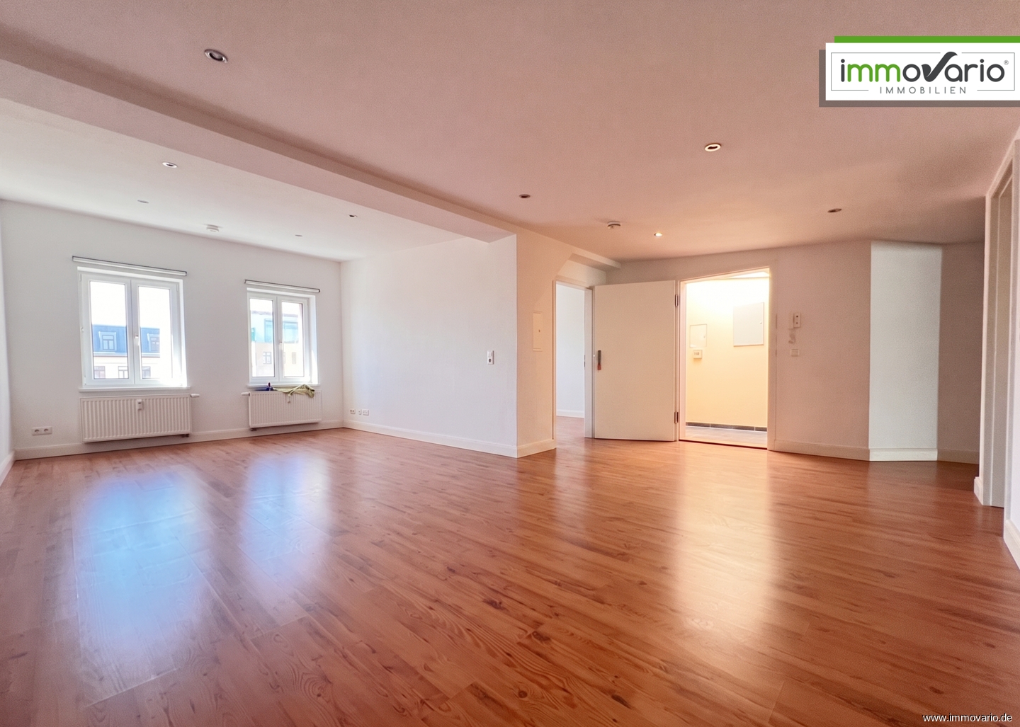 Traumhafte Dachgeschosswohnung im Herzen Magdeburgs mit Altbauflair, Wannenbad und Dachterrasse! - Photo 2