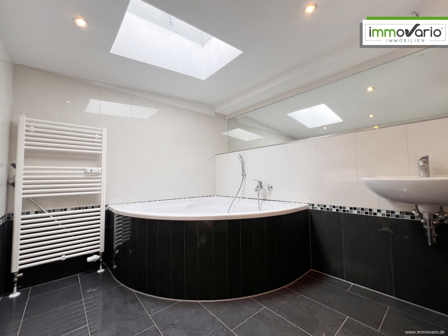 Traumhafte Dachgeschosswohnung im Herzen Magdeburgs mit Altbauflair, Wannenbad und Dachterrasse! - Photo 5