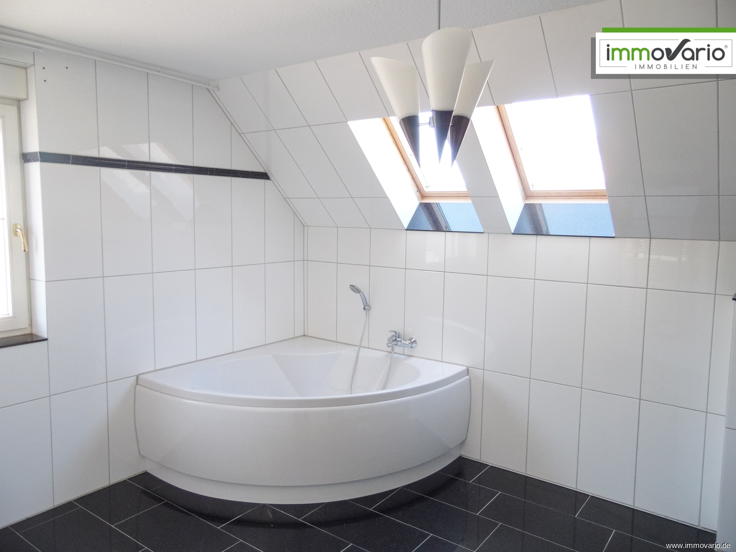 Schöne 3-Raum-Maisonette-Wohnung mit großer Dachterrasse, Tageslichtbad, inkl. 2 Stellplätze. - Photo 4
