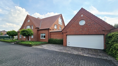 Hausansicht und Doppelgarage