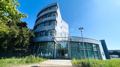 Großflächige Büroflächen auf gesichertem Gelände