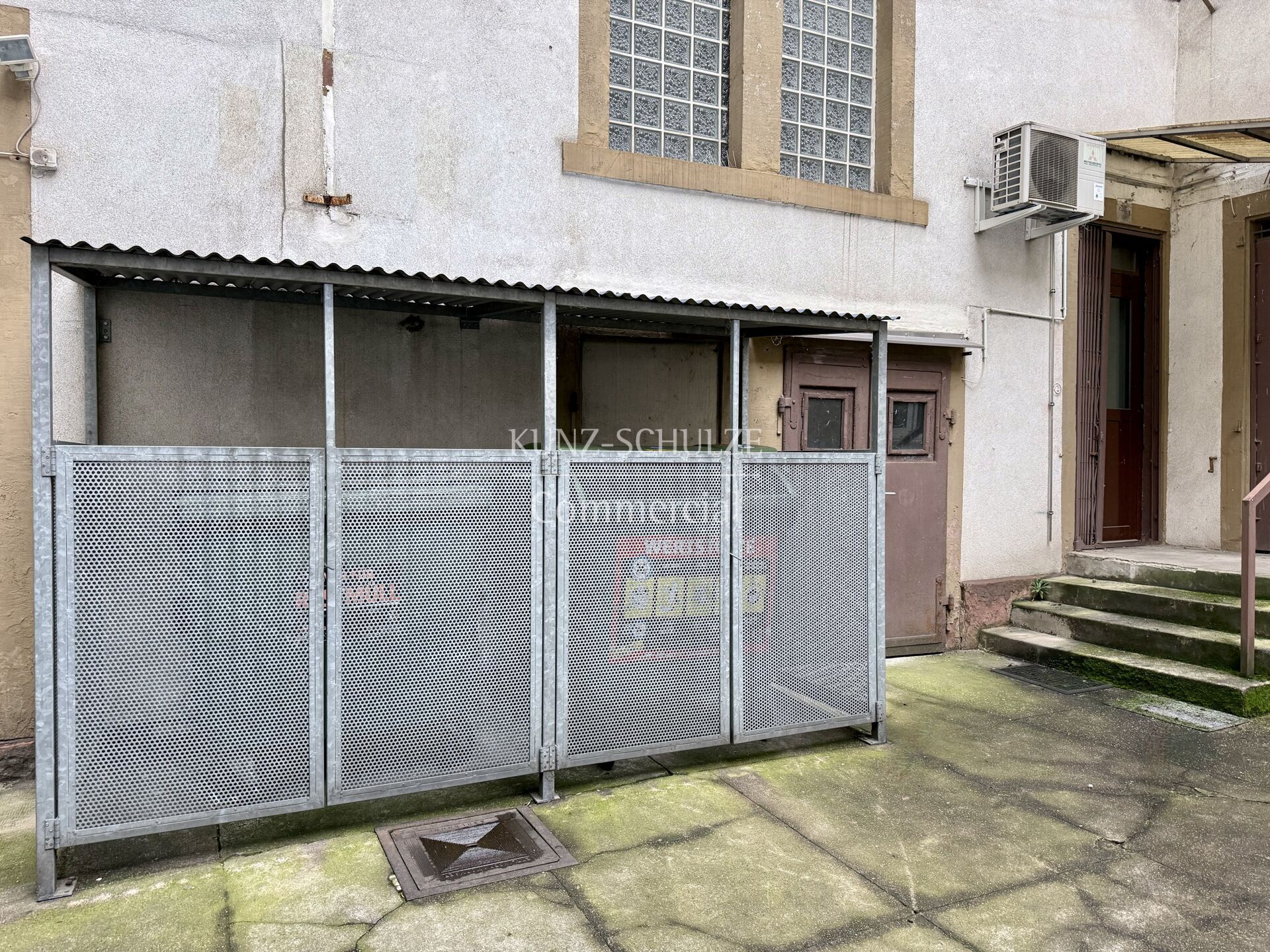 13819_Innenhof/ Müllhaus