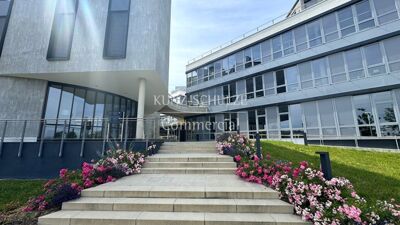 Moderne Bürofläche mit Terrasse auf einem wunderschönen Campus
