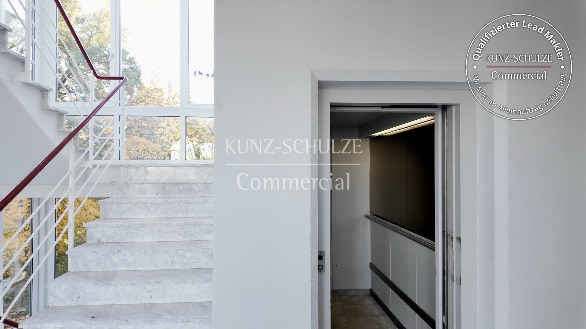 Treppenhaus mit Personenaufzug