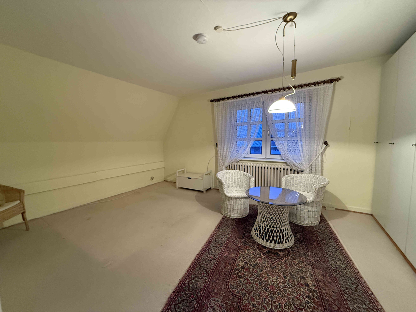 großes Schlafzimmer im DG