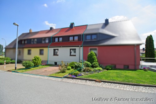 Ansicht Straßenseite mit Parkplatz