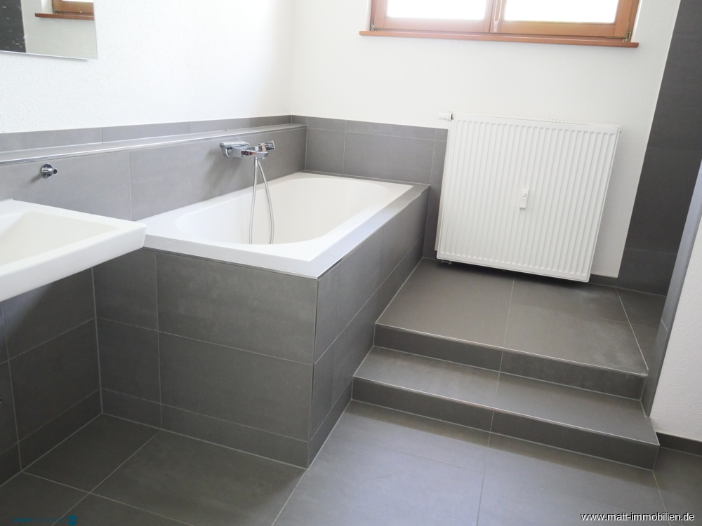 Bad mit Dusche-Wanne-WC