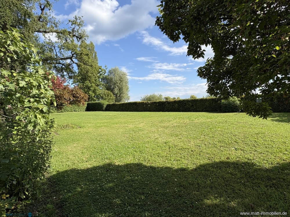 Gartenanlage vor Pool