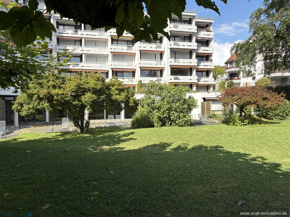 Hausansicht mit Garten