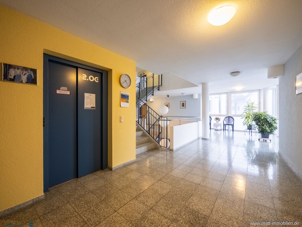 Aufzug mit Treppenhaus