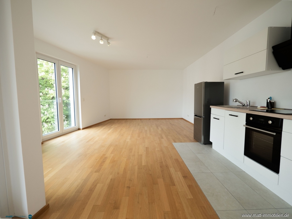Wohnzimmer mit offener Küche