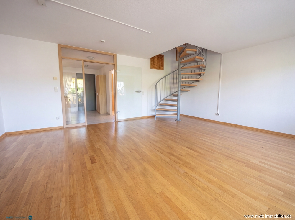 Virtuelle Bearbeitung: Wohnzimmer mit Treppenaufgang Ecke 2