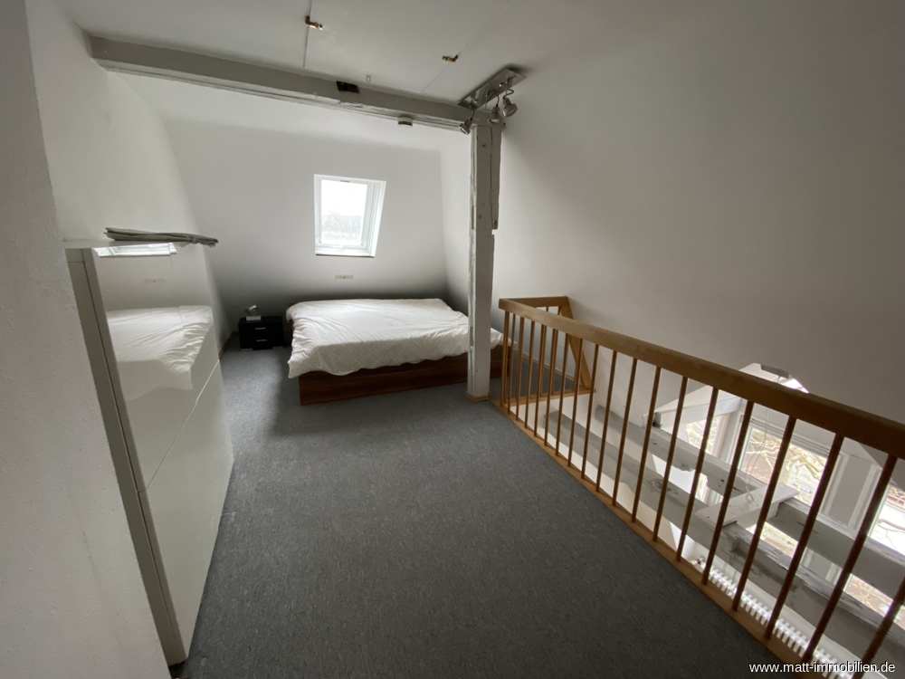 Galeriezimmer mit Doppelbett