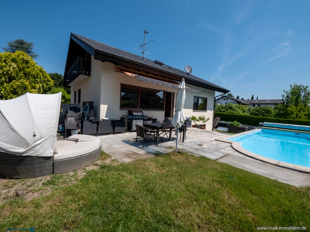 Hausansicht mit Pool