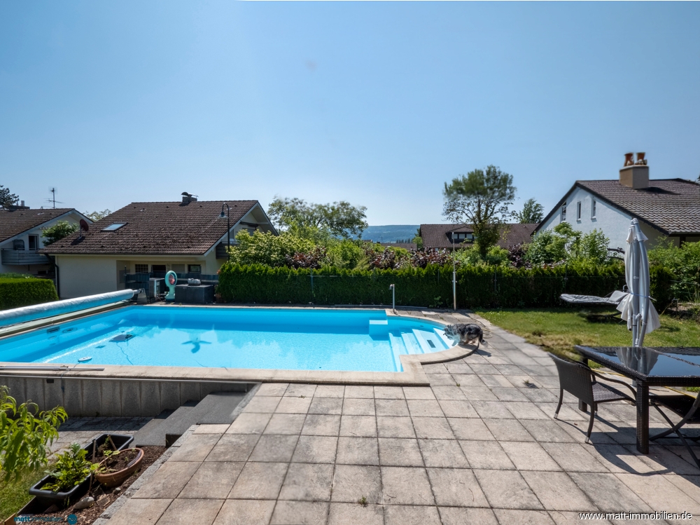 Pool mit Terrasse
