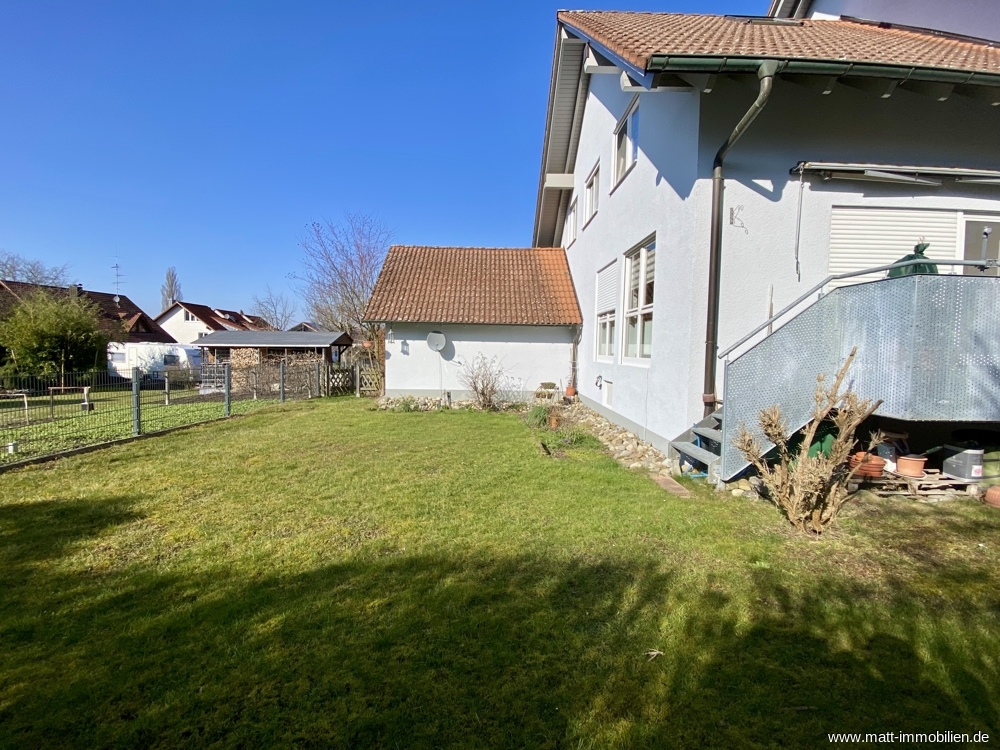 Hausansicht mit Garten