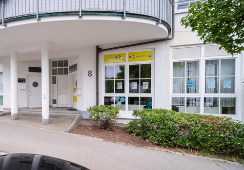 Langfristig vermietete Gewerbeeinheit mit 3 Stellplätzen