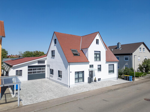 Vollsaniertes Mehrfamilienhaus mit Gewerbehalle