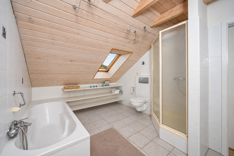 Tageslicht Bad mit Badewanne & Dusche - Dachgeschoss