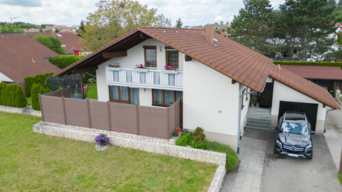 Einfamilienhaus mit großer Terrasse und Garten