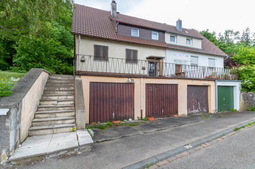 Zweifamilienhaus mit 3 Garagen und Terrasse