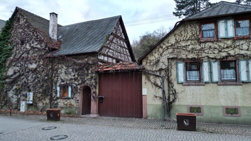 Einfamilienhaus mit großem Entwicklungs-Grundstück