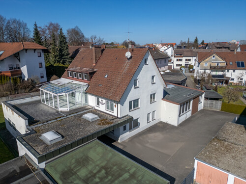 Wohn- und Geschäftshaus mit Hallenflächen und Garagen