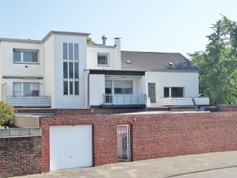 Ansicht mit Garage
