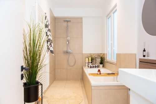 hochwertiges Tageslichtbadezimmer mit Dusche und Badewanne