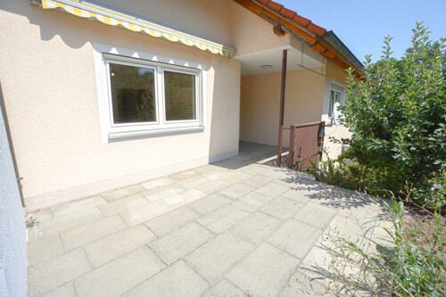 schöne sonnige Terrasse im Grünen
