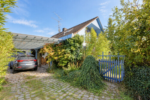 Nordwestansicht und Carport