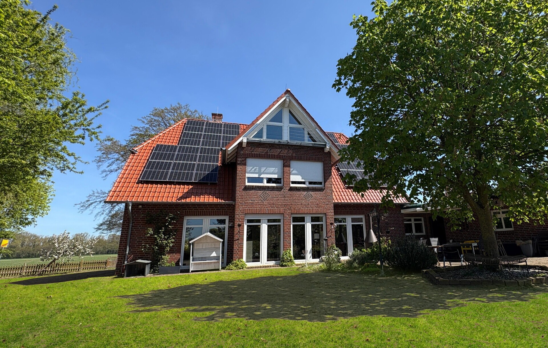 Großzügiges Einfamilienhaus (1994) mit nachhaltigem Energiestandard