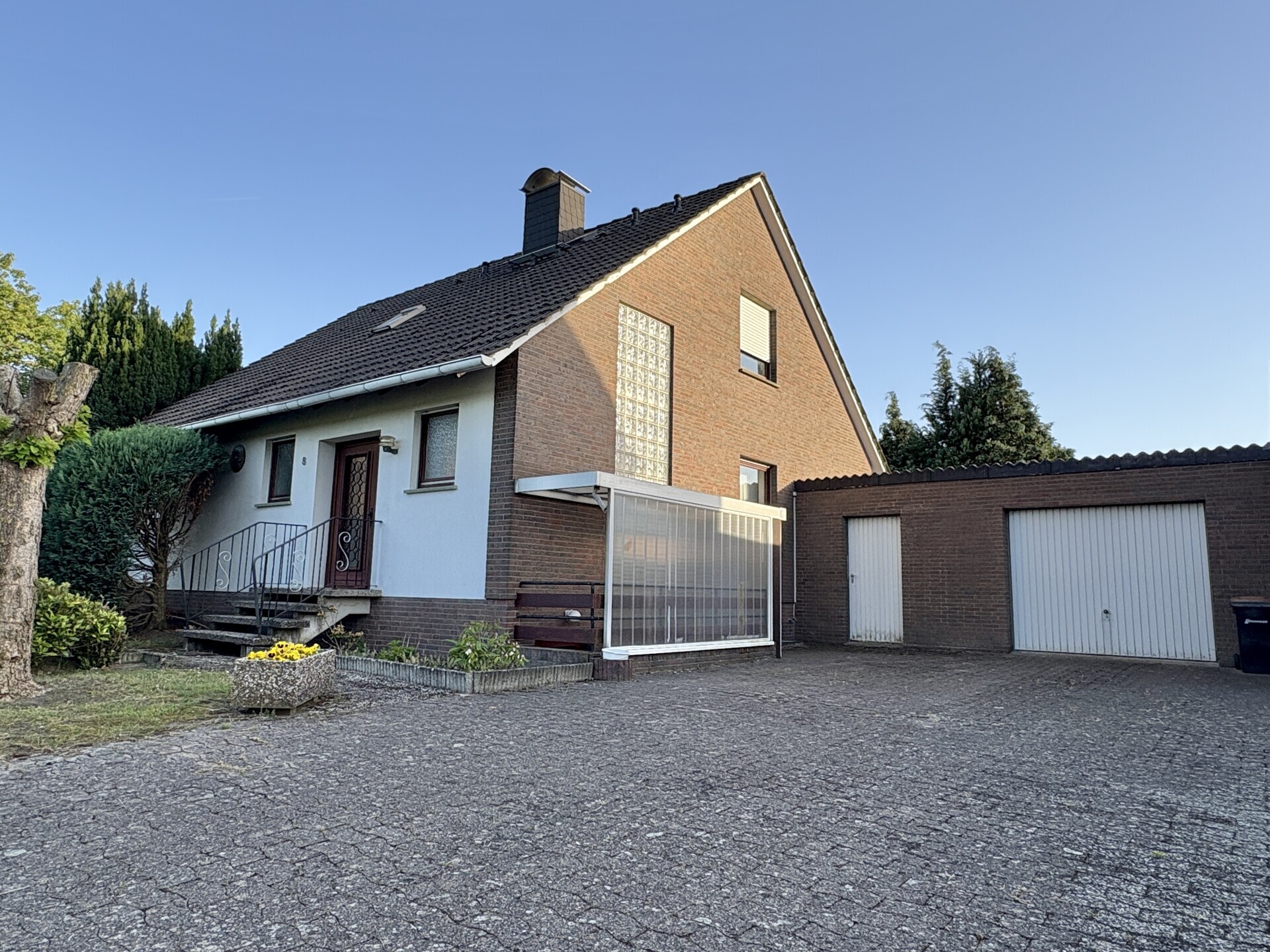 Familienfreundliches Einfamilienhaus (1974) mit Garage und großzügigem Garten