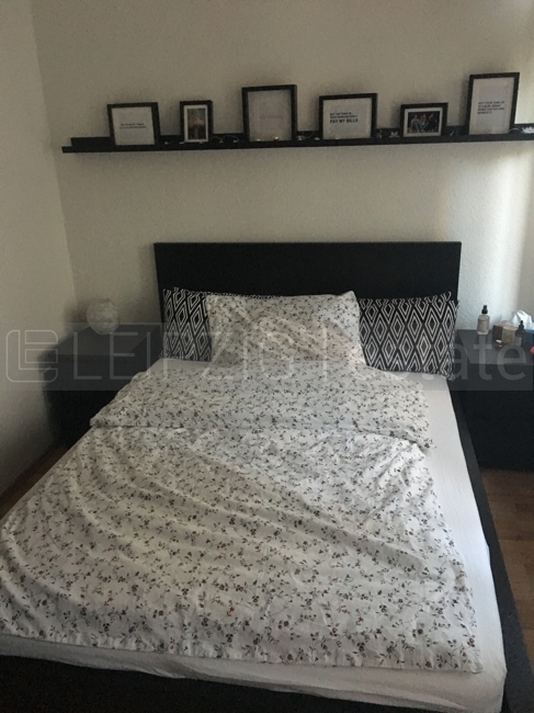 Bett mit Nachttischen