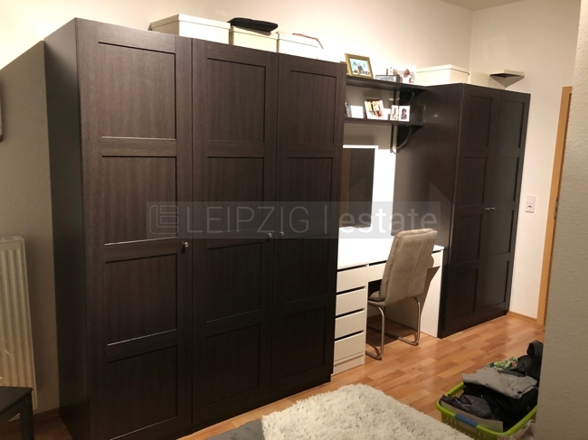 PAX-Schrank und Schreibtisch