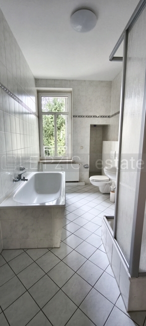 Bad mit Wanne, Dusche & Fenster