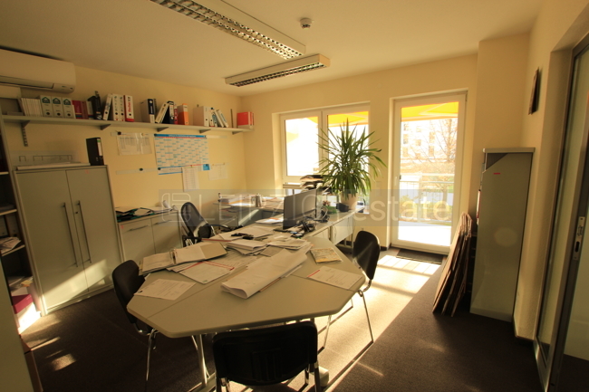 Büro 2, 18,7qm mit Balkon, zum Balkon