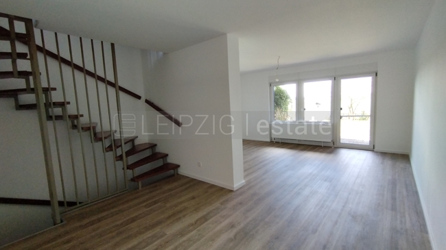 Wohnzimmer mit Zugang zur Terrasse