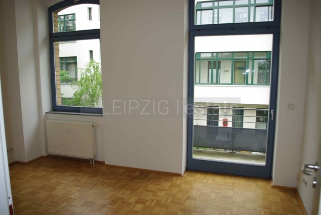 Wohnzimmer mit Balkonzugang