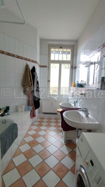 Bad mit Wanne und Fenster