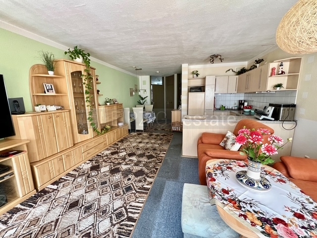 Blick vom Balkon in die Wohnung