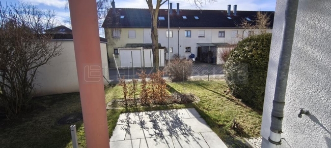 Blick von der Terrasse in den Garten