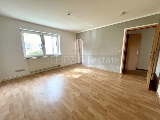 Wohnzimmer Ri. Tür und Küche 