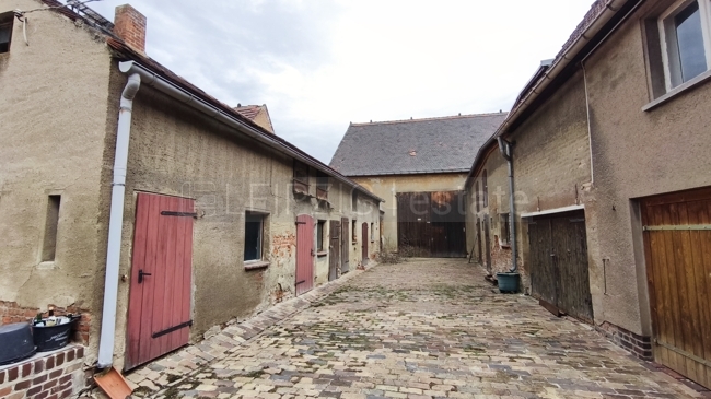 Hof hinterer Teil und Schuppen mit Scheune