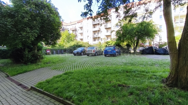 Innenhof mit PKW-Stellplätzen