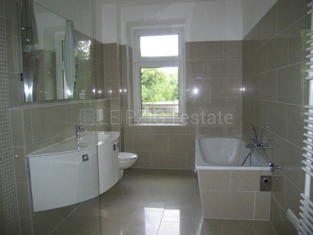 Bad mit Wanne und Dusche