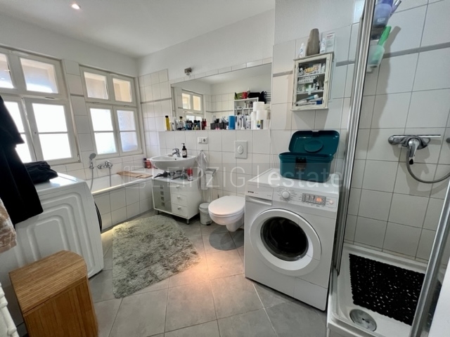 Bad mit Wanne und Dusche